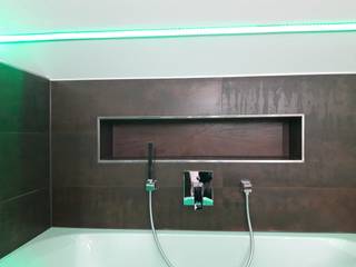 Smart Home Installation in Fertighaus, DSHP Gebäudeautomation und Energie GmbH DSHP Gebäudeautomation und Energie GmbH Modern bathroom Tiles Brown