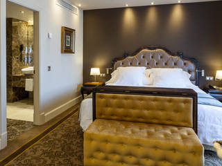 Suites Hotel Wellington, DyD Interiorismo - Chelo Alcañíz DyD Interiorismo - Chelo Alcañíz Classic style bedroom Engineered Wood Brown
