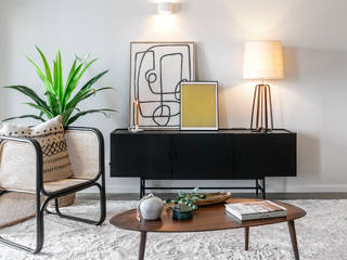 Design de ambientes e decoração de um apartamento-modelo em Setúbal, Staging Factory Staging Factory トロピカルデザインの リビング