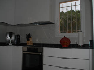 Modern kitchen glossy white in Altea, Casa Interior Casa Interior Nowoczesna kuchnia Deski kompozytowe Przeźroczysty