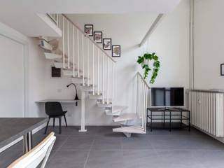 TITO HOUSE , GruppoTre Architetti GruppoTre Architetti Modern corridor, hallway & stairs
