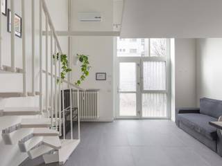 TITO HOUSE , GruppoTre Architetti GruppoTre Architetti Modern corridor, hallway & stairs