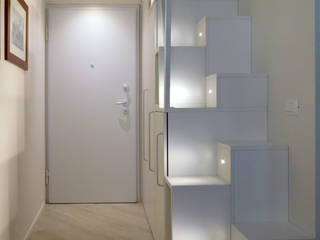 Monolocale Manasardato in Centro Storico, Studio di Architettura IATTONI Studio di Architettura IATTONI Pasillos, vestíbulos y escaleras de estilo minimalista