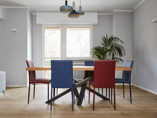 Blue house, 70 mq - Milano, Lascia la Scia S.n.c. Lascia la Scia S.n.c. Dining roomTables خشب Wood effect