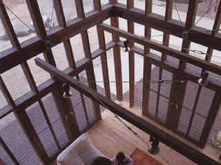 城南の舎, ばん設計小材事務所 ばん設計小材事務所 Salas modernas Madera Acabado en madera