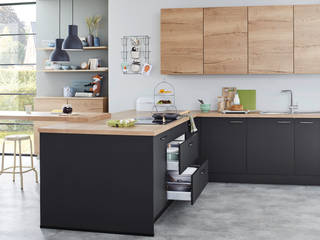 Moderne Wohnküche von Küche Aktiv, Spitzhüttl Home Company Spitzhüttl Home Company Einbauküche Mehrfarbig