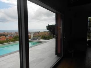 Serramenti nuovi per una villa con vista, Opendoor Italia Opendoor Italia Janelas de madeira