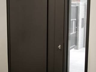 玄關門, 日常鉄件製作所 日常鉄件製作所 ミニマルデザインの リビング 金属 灰色