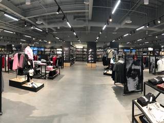 TIENDA COMERCIAL ADIDAS OUTLET, GRUPO PIRÁMIDE GRUPO PIRÁMIDE Ruang Studi/Kantor Gaya Industrial