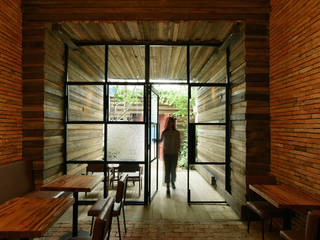 Unit0 Saigon Cafe & Studio, イナガキケンチクケンキュウショ イナガキケンチクケンキュウショ พื้นที่เชิงพาณิชย์ ไม้ Wood effect