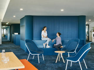 Corredores, halls e escadas minimalistas por INpuls interior design & architecture Minimalista