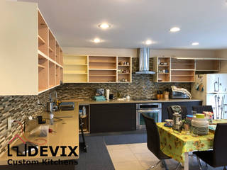 Devix kitchens의 현대 , 모던