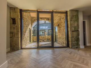 Show property , J Rowan Interior Design J Rowan Interior Design Modern Corridor, Hallway and Staircase Engineered Wood Transparent