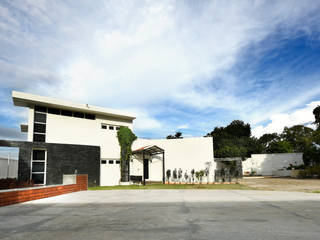 A Contemporary weekend house, Grid Property Developers Grid Property Developers Casas do campo e fazendas Tijolo