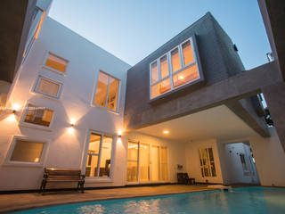 A Modern Contemporary Residential House, Grid Property Developers Grid Property Developers Piscinas naturais Tijolo