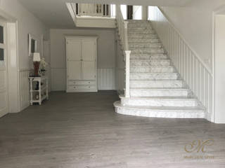 Totaal renovatie met meubelen, Marcotte Style Marcotte Style Landelijke gangen, hallen & trappenhuizen Hout Wit