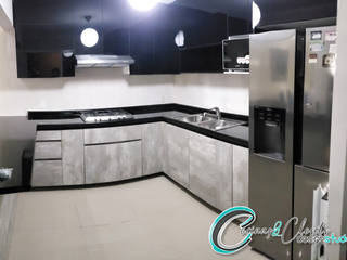 Cocina en "U" negro alto brillo y Metropolitan, Cocinas y Closets Design Studio Cocinas y Closets Design Studio Cocinas minimalistas Tablero DM