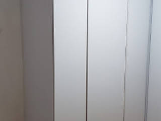 Closet blanco en escuadra puertas de piso a techo , Cocinas y Closets Design Studio Cocinas y Closets Design Studio Walk in closets de estilo minimalista Tablero DM