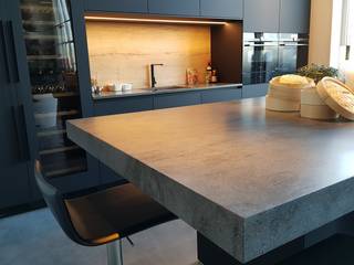 Sfeervolle keuken opstelling met Corian Lava Rock werkbladen, Cora Techniek Cora Techniek 모던스타일 주방 플라스틱