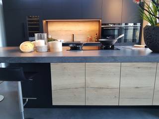 Sfeervolle keuken opstelling met Corian Lava Rock werkbladen, Cora Techniek Cora Techniek 모던스타일 주방 플라스틱