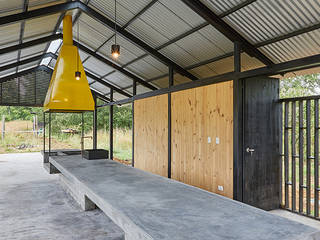 Quincho en la Araucanía, mutarestudio Arquitectura mutarestudio Arquitectura Scandinavian style dining room Reinforced concrete