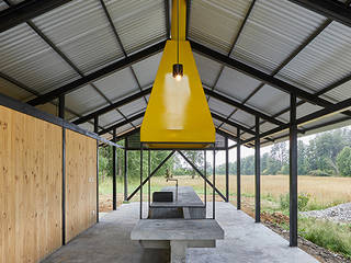 Quincho en la Araucanía, mutarestudio Arquitectura mutarestudio Arquitectura Scandinavian style dining room Reinforced concrete