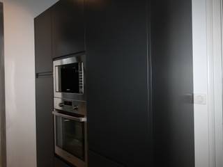 MAISON A SCHILTIGHEIM, Agence ADI-HOME Agence ADI-HOME キッチン収納 合板（チップボード） 黒色