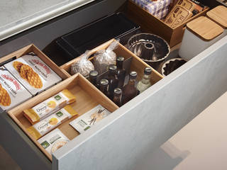 Puristische Inselküche von next125, Spitzhüttl Home Company Spitzhüttl Home Company KitchenCutlery, crockery & glassware