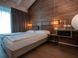 Hotel Glocal, Design for Living - Cestele architetti Design for Living - Cestele architetti Camera da letto eclettica Legno Effetto legno