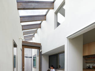 公園空間を引き込む家/House in Ichikawa, 藤原・室 建築設計事務所 藤原・室 建築設計事務所 Modern corridor, hallway & stairs