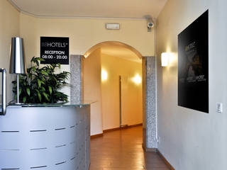 Appartamenti a Milano, Mariani Plan Mariani Plan Modern Corridor, Hallway and Staircase