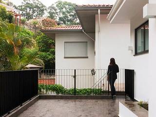 INÁ Casa Helena e Tiago, INÁ Arquitetura INÁ Arquitetura Balcone, Veranda & Terrazza in stile moderno