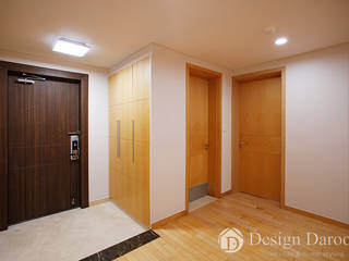 광장동 워커힐 Apt 77py, Design Daroom 디자인다룸 Design Daroom 디자인다룸 Modern corridor, hallway & stairs