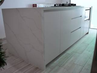 Cocina de estilo nórdico y moderna, compacta pero con unas líneas preciosas, Plata Furniture Plata Furniture Scandinavian style kitchen Solid Wood White