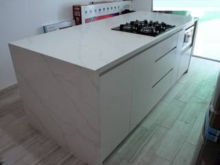 Cocina de estilo nórdico y moderna, compacta pero con unas líneas preciosas, Plata Furniture Plata Furniture Cuisine intégrée Bois massif Multicolore