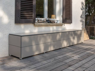 Wetterfester Terrassenschrank und praktische Sitzgelegenheit in einem , design@garten GmbH & Co. KG design@garten GmbH & Co. KG Balcony Wood-Plastic Composite Beige