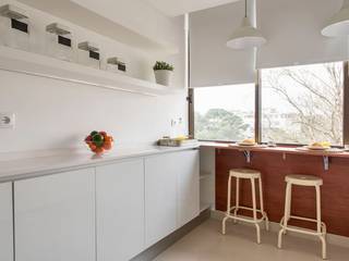 Apartamento Turístico Cascais, Origem Arquitectos Origem Arquitectos Cozinhas minimalistas Madeira Acabamento em madeira