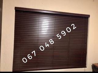 Wooden Venetian Blinds, Bespoke Blinds & Curtains Decor Studio Bespoke Blinds & Curtains Decor Studio モダンな 窓&ドア エンジニアリングウッド 透明