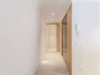 VIVENDA MG26, PERSPECTIVA MOMA PERSPECTIVA MOMA Scandinavian style corridor, hallway& stairs Engineered Wood Transparent