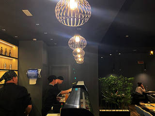 Illuminazione di stile per un ristorante giapponese, Progetti in Luce Progetti in Luce Commercial spaces