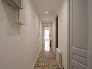 VILAMARÍ, RUSO INTERIORISME RUSO INTERIORISME Eclectic style corridor, hallway & stairs