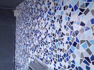 Detalle de pared de baño con la tecnica del "trencadis" ConserPerayre Baños de estilo moderno Azulejos Multicolor