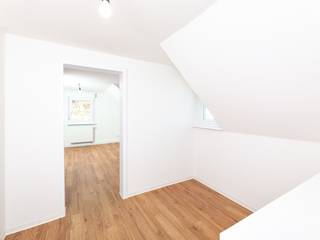 Modernisierung und Innenausbau eines Einfamilienhauses, sanierungsprofi24 GmbH sanierungsprofi24 GmbH Modern corridor, hallway & stairs