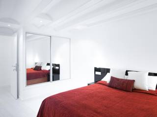 REFORMA INTEGRAL CALL, Renova-T Renova-T ミニマルスタイルの 寝室 木 赤色