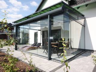 Sunflex Sommergarten mit Glasschiebetüren SF 20 - Transparenter Windschutz, Schmidinger Wintergärten, Fenster & Verglasungen Schmidinger Wintergärten, Fenster & Verglasungen Anexos de estilo moderno Aluminio/Cinc