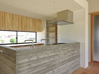 吉前の家-yoshizaki, 空間建築-傳 空間建築-傳 Built-in kitchens Concrete Grey