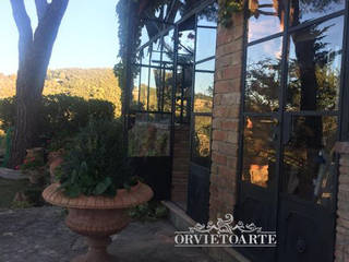 Chiusura portici e terrazzi in ferro battuto e vetro o policarbonato, Orvieto Arte Orvieto Arte Industrial style gardens