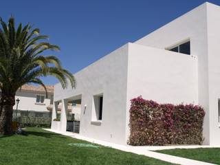 Reforma y ampliación de vivienda en Marbella, ORM arquitectos ORM arquitectos 앞마당