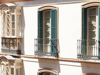 Rehabilitación de edificios antiguos en centro histórico, ORM arquitectos ORM arquitectos 발코니