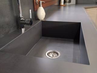 TOP CUCINA GRES PORCELLANATO, BROCCA MARCO PIASTRELLISTA BROCCA MARCO PIASTRELLISTA Modern kitchen Ceramic Sinks & taps